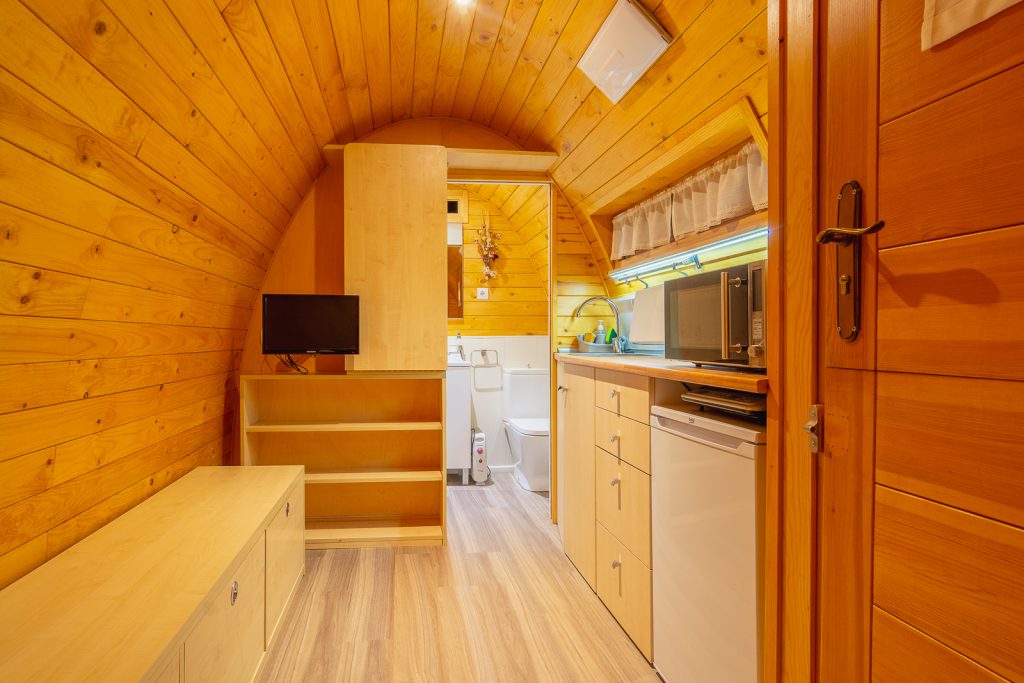 Cocina y baño de la cabaña entre pinos