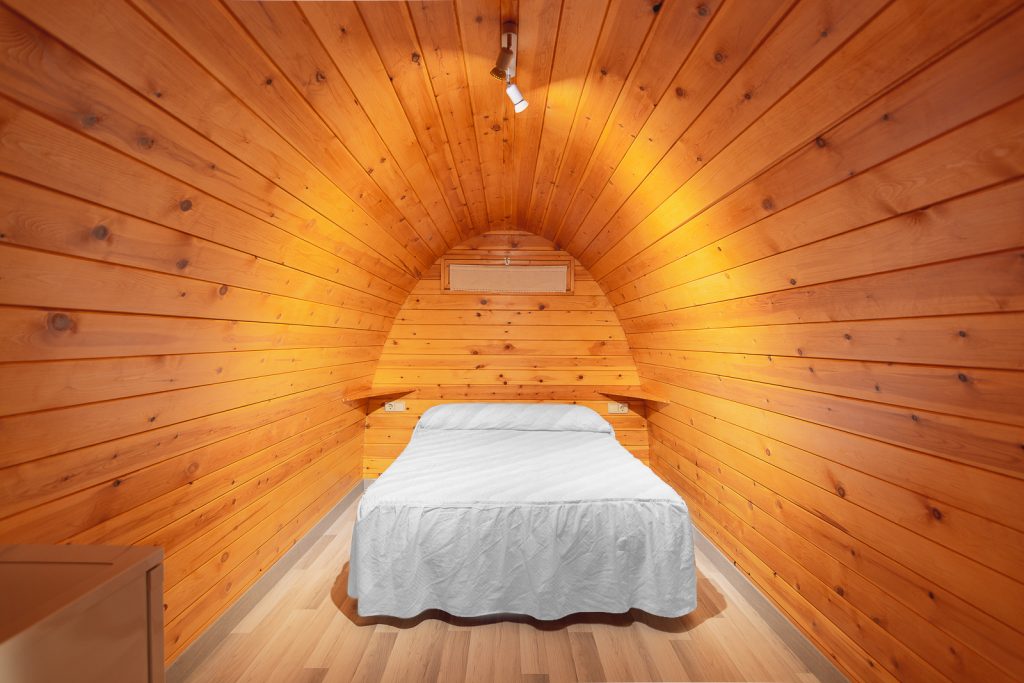 Cama de matrimonio de la cabaña